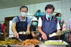邱慶禧獲兩岸三地愛心獎,林明溱縣長當志工鼓勵善行