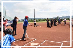 郭台銘夫婦訪縣立棒球場   球員感謝郭董蓋球場