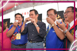 林縣長與馬前總統遊茶博　品嘗特等茶好滋味