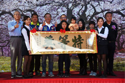 信義踏雪尋梅開鑼 3百人做泡菜場面壯觀