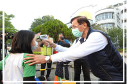 開學日 縣長幫學童量額溫 教學正確洗手步驟