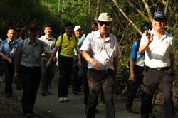 健行抗疫！林縣長率主管暢遊「撼龍步道」 鼓勵民眾走出戶外