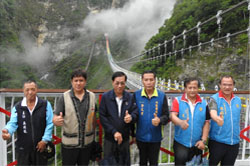 雙龍七彩吊橋居民盼開放帶動繁榮  林縣長：尊重部落決定