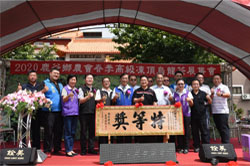 鹿谷鄉農會及凍頂茶葉生產合作社6日上午分別舉辦春茶分級包裝評審及展售會，現場湧入大量愛茶人士，縣長林明溱出席兩場頒獎典禮，並頒發匾額給特等茶王。