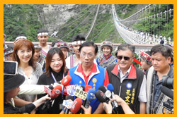 雙龍七彩吊橋啟用縣長親自迎賓 部落觀光嘉年華熱鬧滾滾