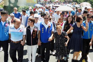 龍興大橋改建落成地方歡慶，林縣長偕人瑞走過新橋見證