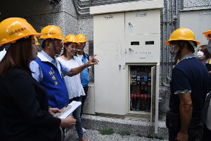縣長會勘國中小電力