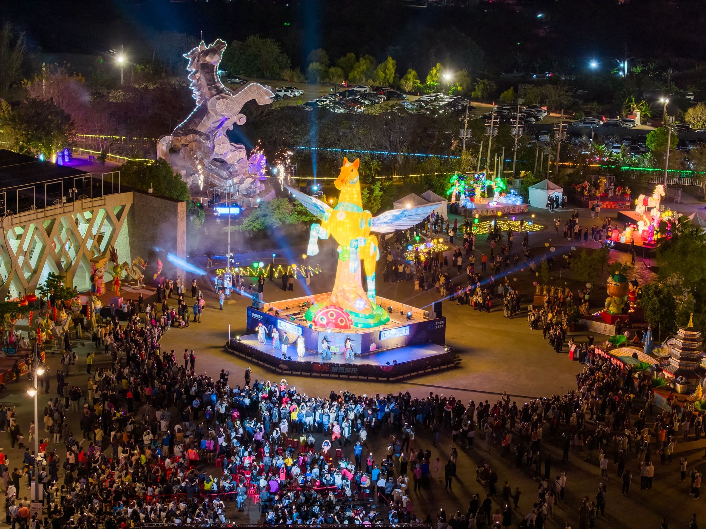 other image4-Nantou Lantern Festival Opens with Valentine’s Day Romance — Twin Main Lanterns of Galloping Horse and Flying Horse Set New Record. Feb. 14th