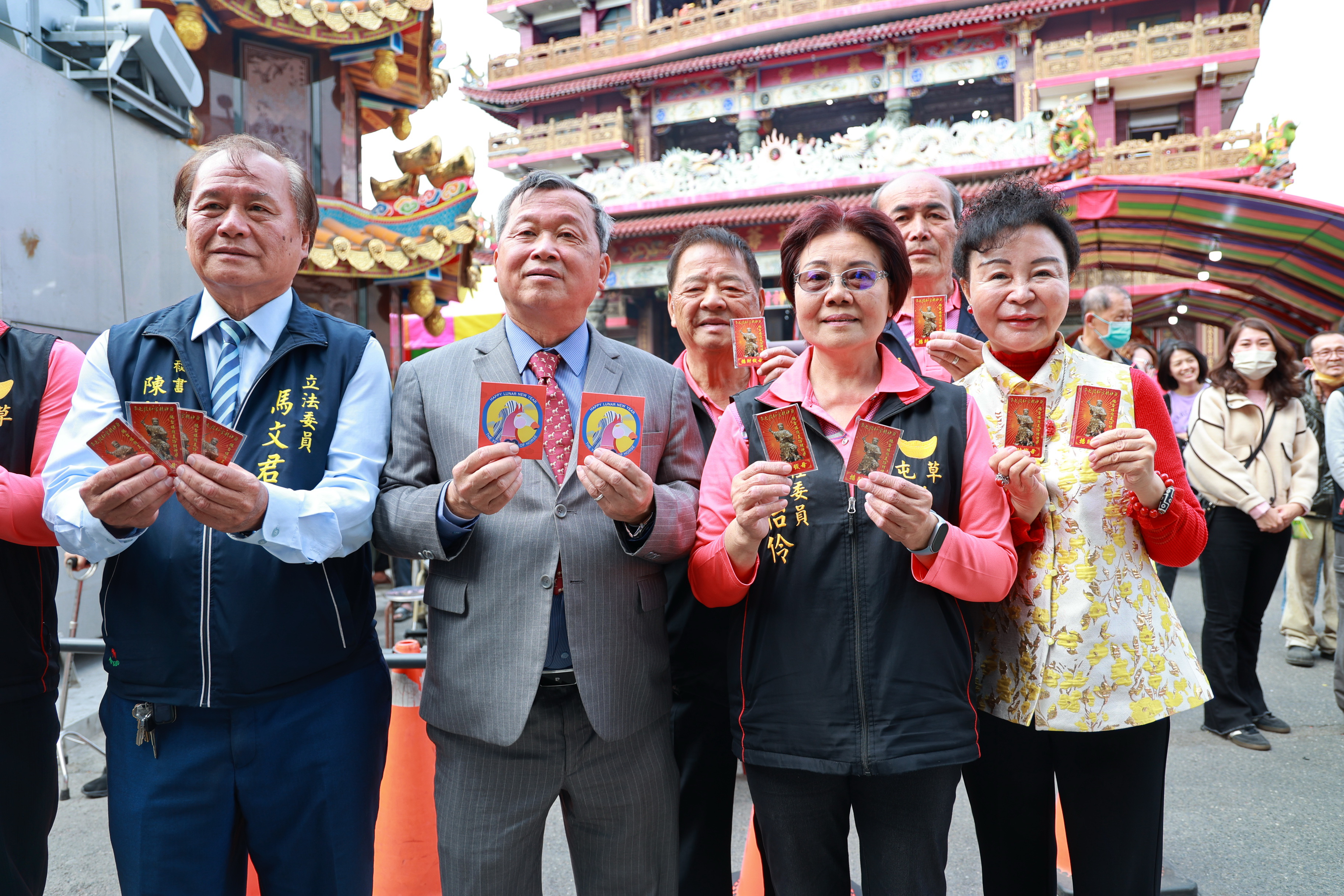 相關圖片2-草屯敦和宮新春討喜！人潮擠爆   過財神平安橋、摸金元寶　副縣長王瑞德發紅包