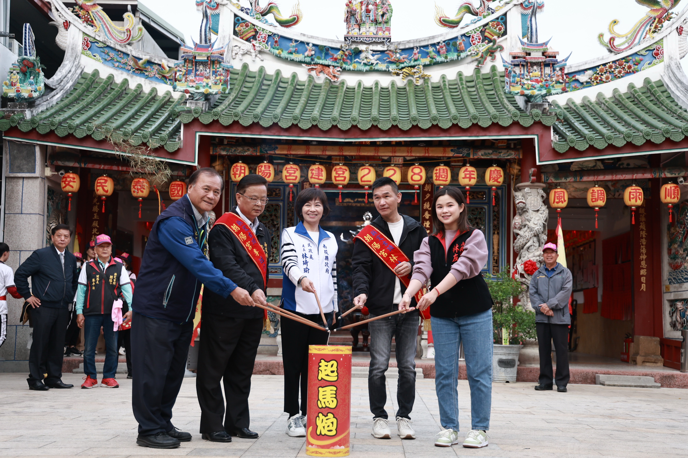 相關圖片4-許縣長出席草屯朝陽宮媽祖聖駕回庄巡香活動