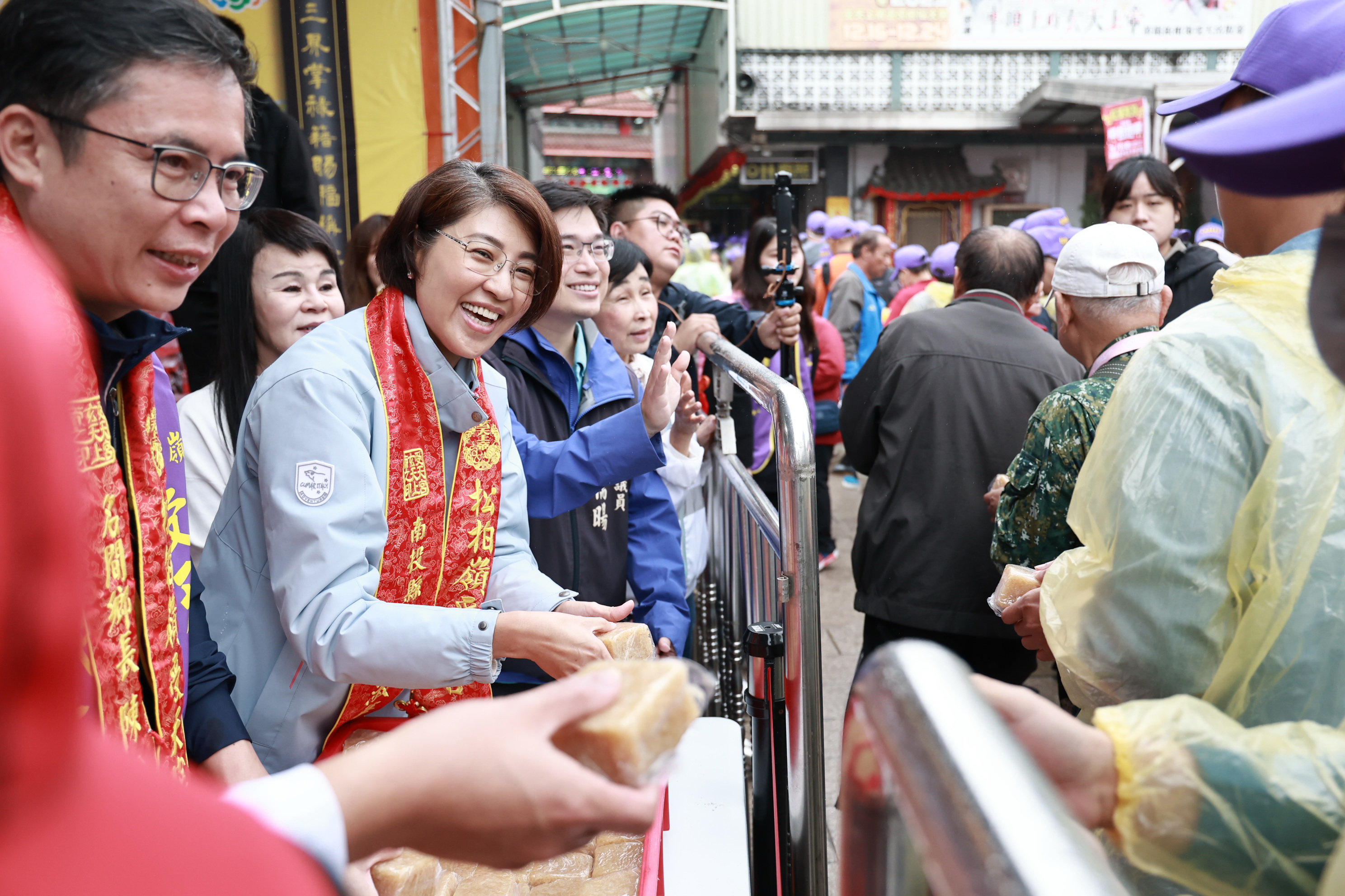 相關圖片1-許縣長出席受天宮團拜獻禮揭米糕桃祝壽活動