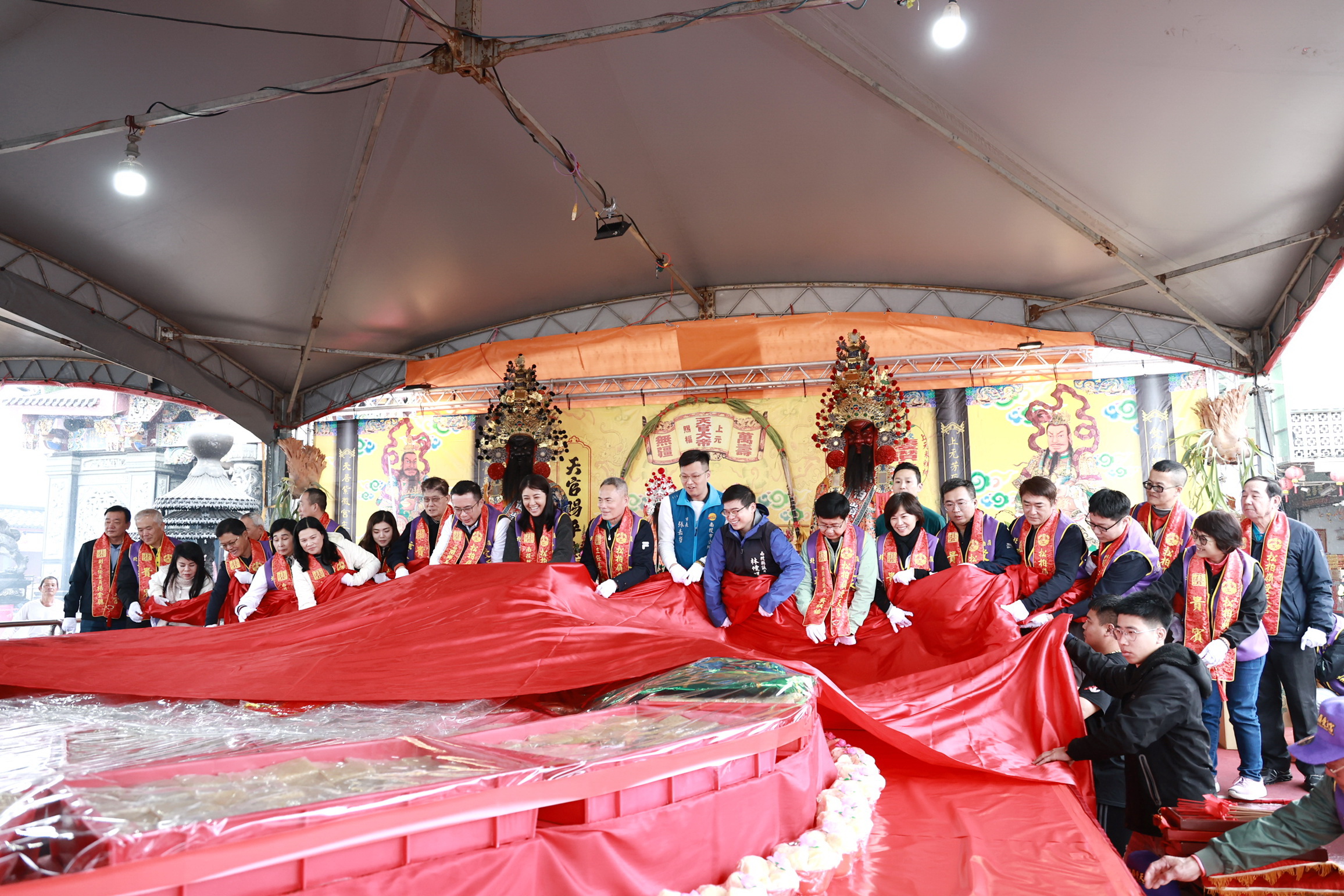 相關圖片1-米糕桃吃平安 許縣長出席受天宮團拜揭桃祝壽活動