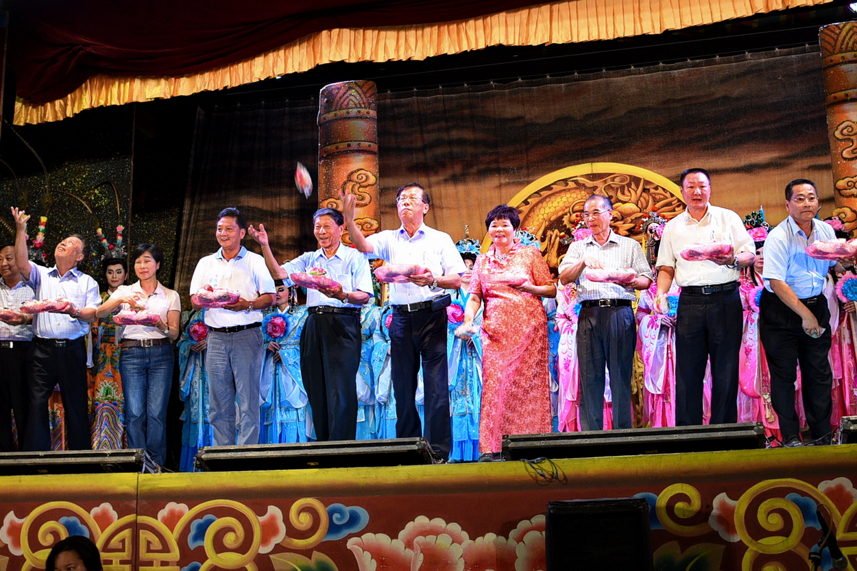 圖片-明華園歌仔戲團連續3天於慈善宮公演  林縣長到場欣賞