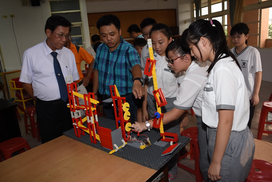 圖片-林縣長訪視南投市四所國中小瞭解校務發展需求