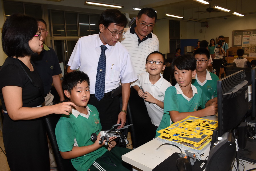 相關圖片1-林縣長訪視南投市四所國中小瞭解校務發展需求