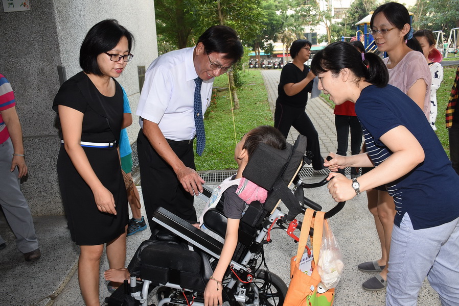 相關圖片2-林縣長訪視南投市四所國中小瞭解校務發展需求