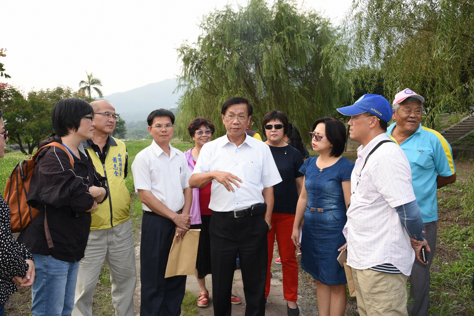 圖片-縣長會勘水里溪旁河濱公園 同意施做木球場地