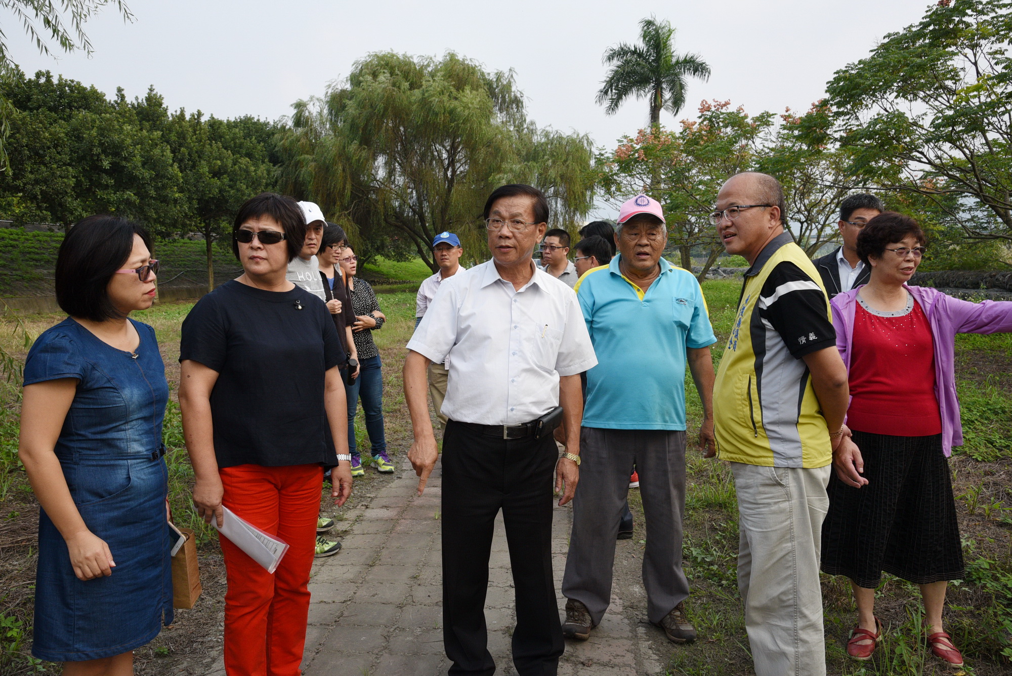 相關圖片1-縣長會勘水里溪旁河濱公園 同意施做木球場地