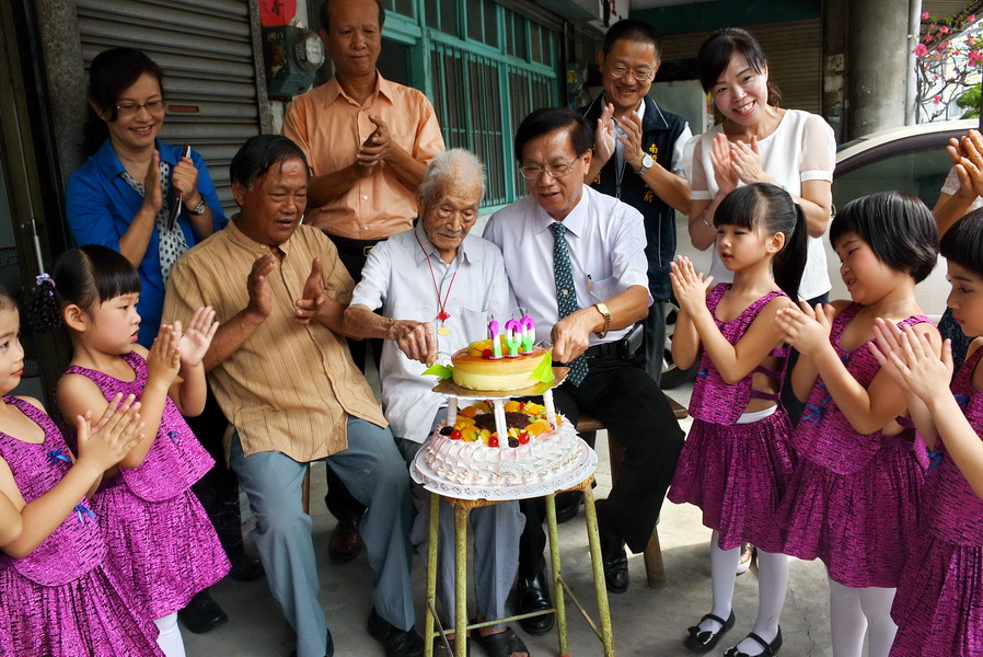 圖片-重陽敬老 林縣長訪草屯人瑞