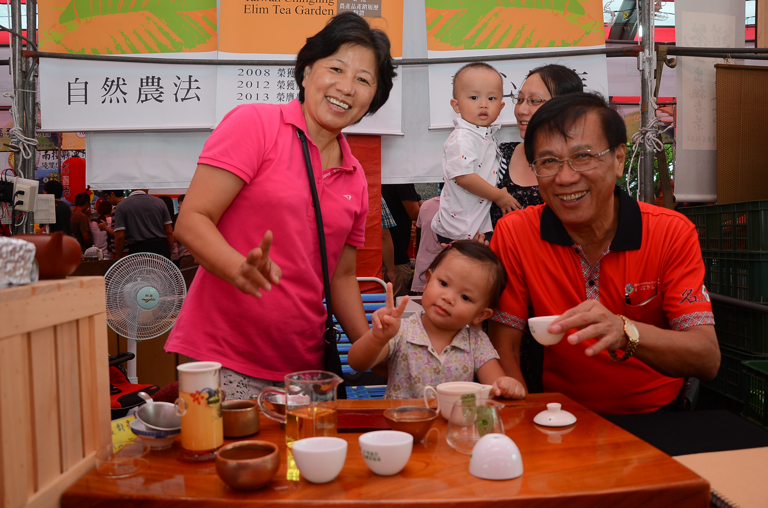 圖片-「茶博」第一天遇見「茶伯」　　4歲泡茶師奉茶林明溱驚喜