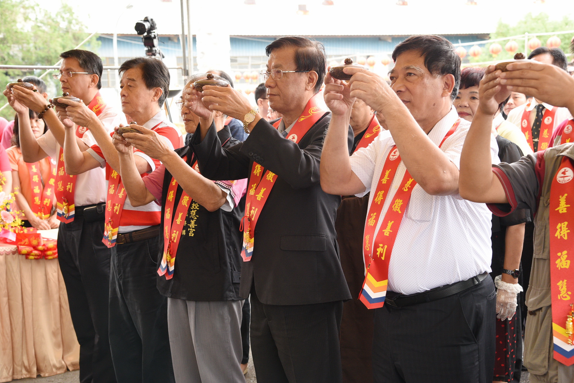 相關圖片1-林縣長代表接受慈善宮6300份捐贈媽祖祈福糧