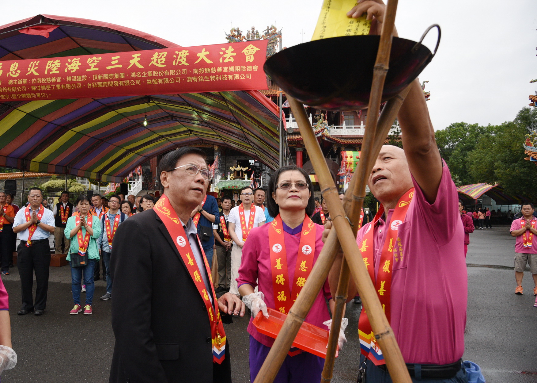 相關圖片2-林縣長代表接受慈善宮6300份捐贈媽祖祈福糧
