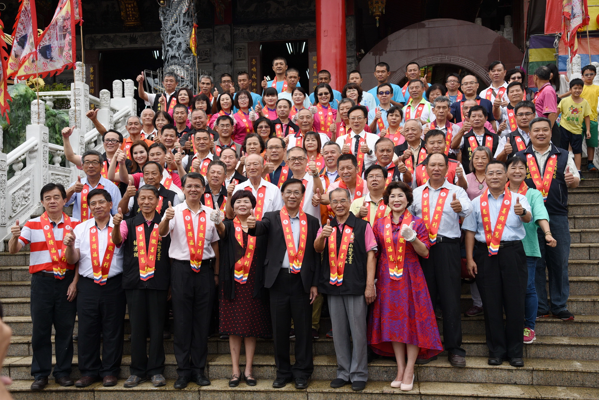 相關圖片3-林縣長代表接受慈善宮6300份捐贈媽祖祈福糧