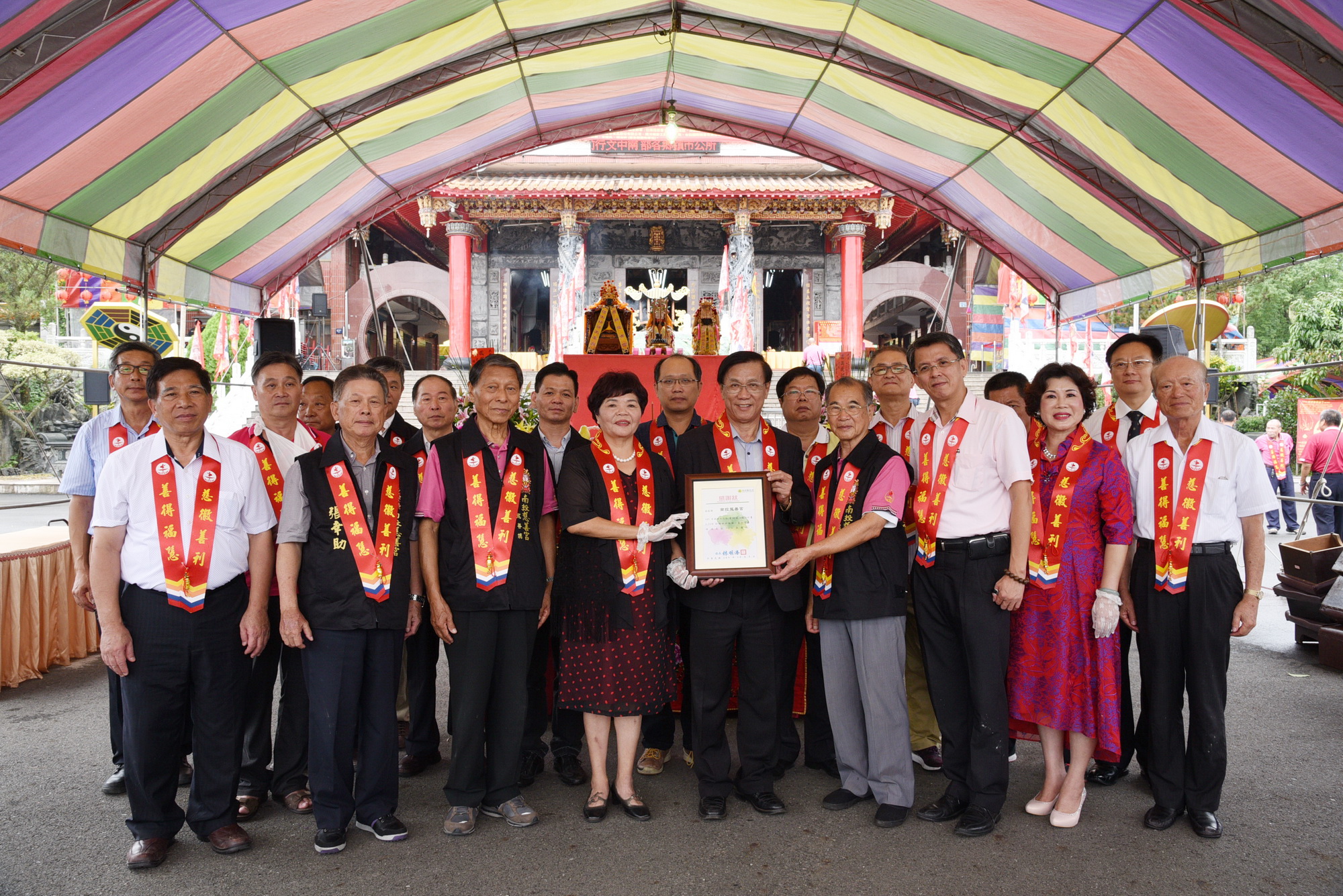 相關圖片4-林縣長代表接受慈善宮6300份捐贈媽祖祈福糧