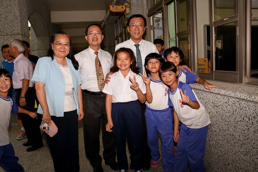 圖片-縣長訪視集集鎮5國中小 勉勵用愛辦學發展特色