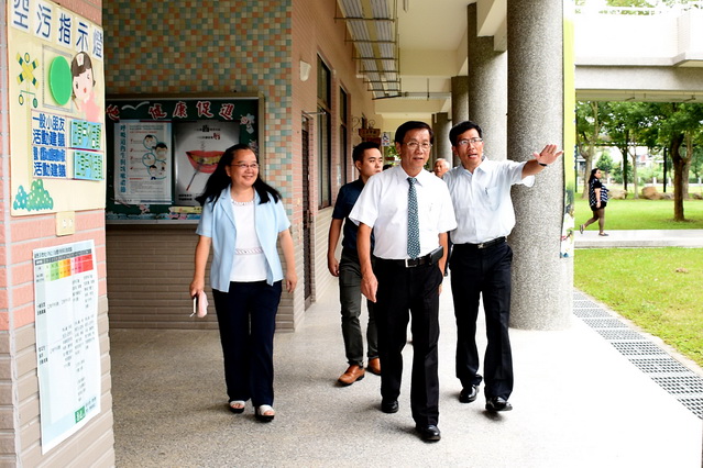 相關圖片1-縣長訪視集集鎮5國中小 勉勵用愛辦學發展特色