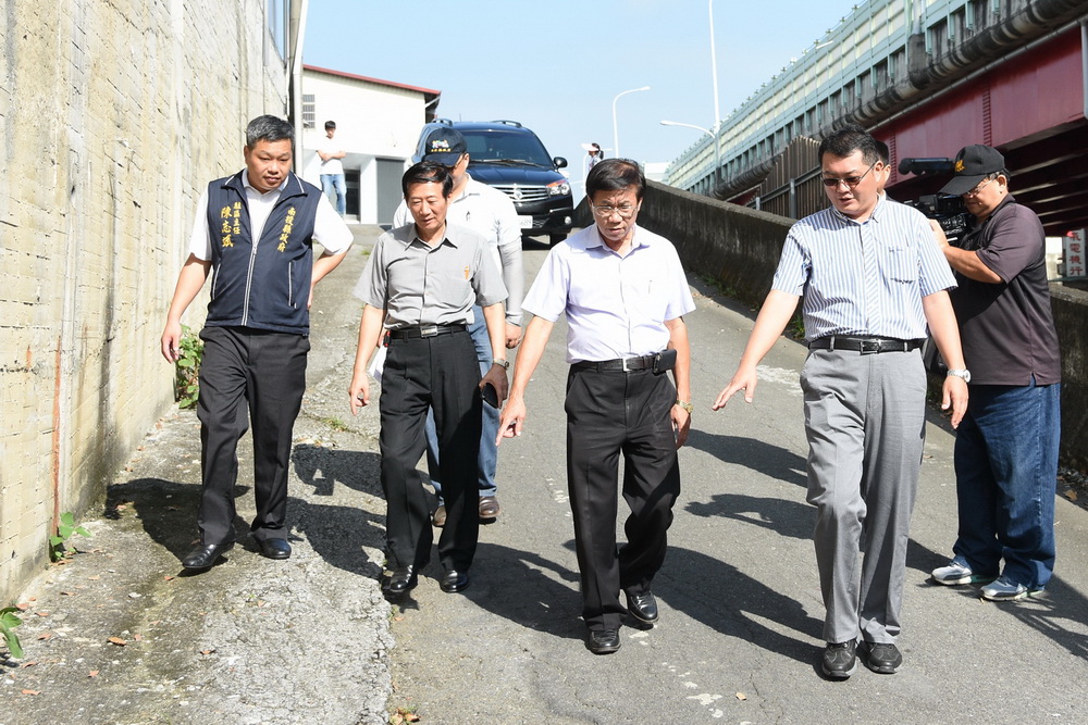 圖片-縣長會勘彰南路巷弄路面  將發包改善