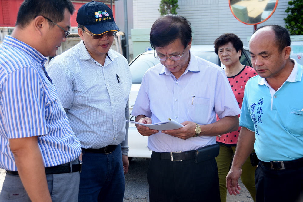 相關圖片1-縣長會勘彰南路巷弄路面  將發包改善
