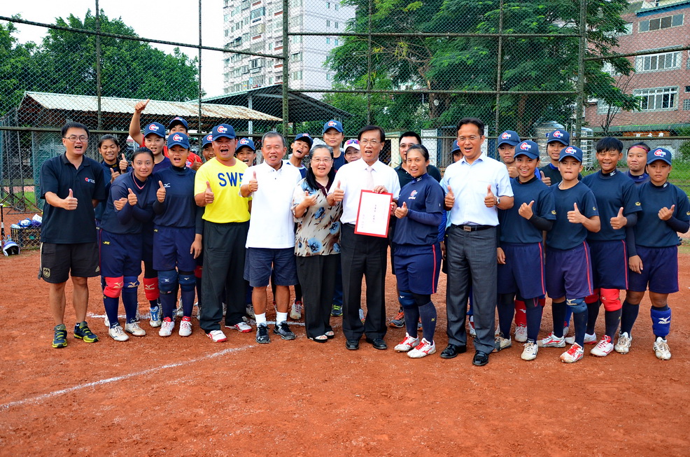 相關圖片1-南投國中小走透透   縣長林明溱走訪埔里5所學校