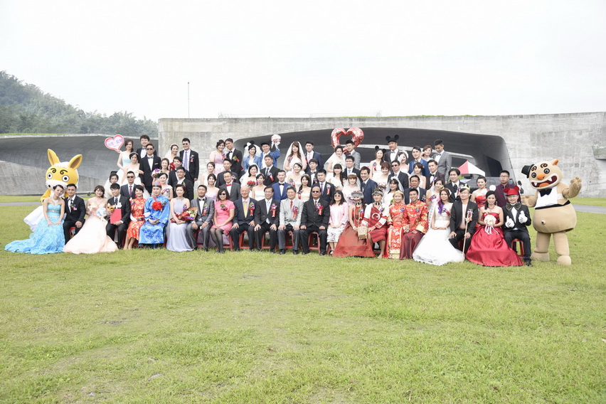 相關圖片2-30年前父母參加日月潭水上婚禮  女兒施映竹接棒