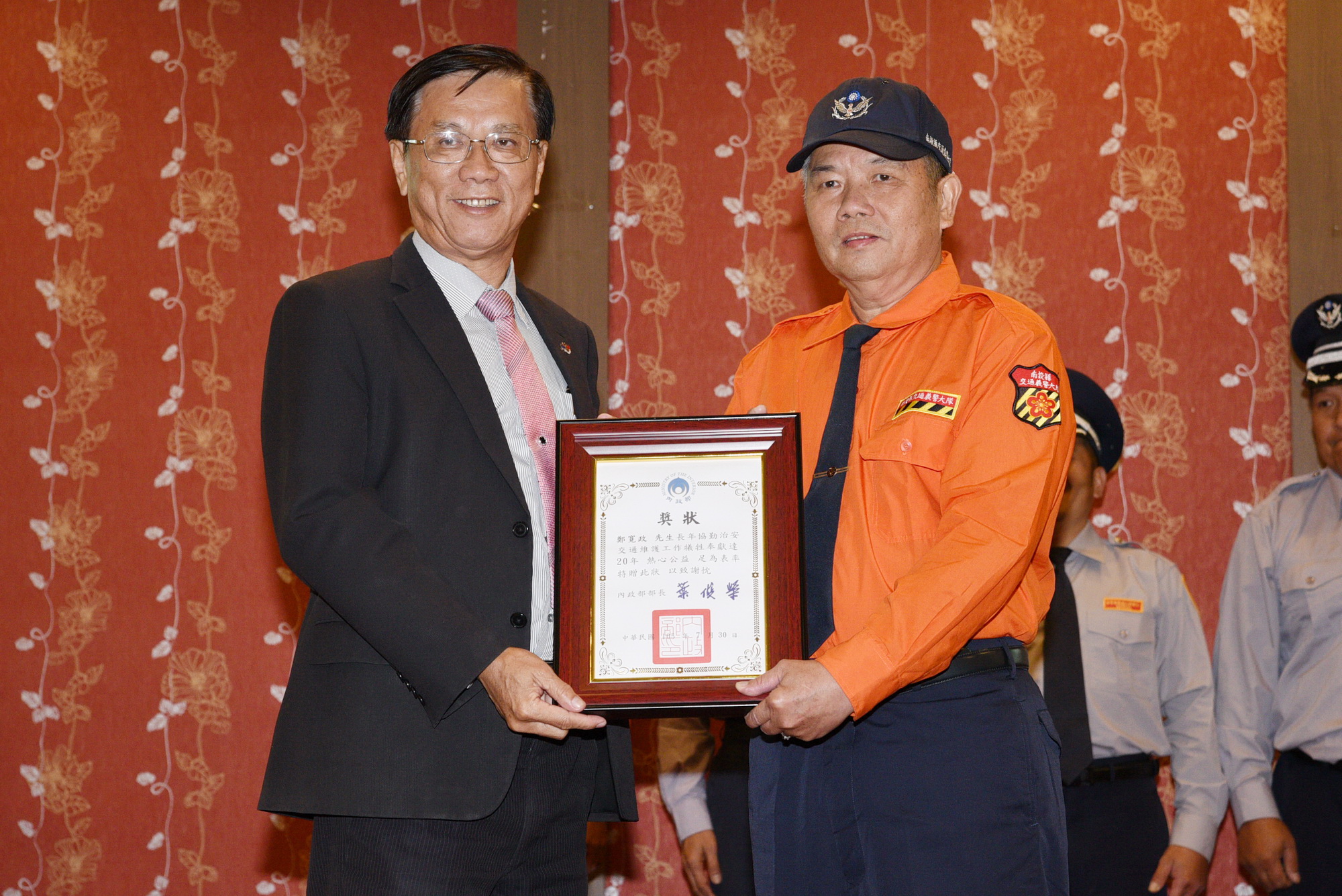 圖片-林縣長表揚本縣民防總隊服務資深績優民防人員