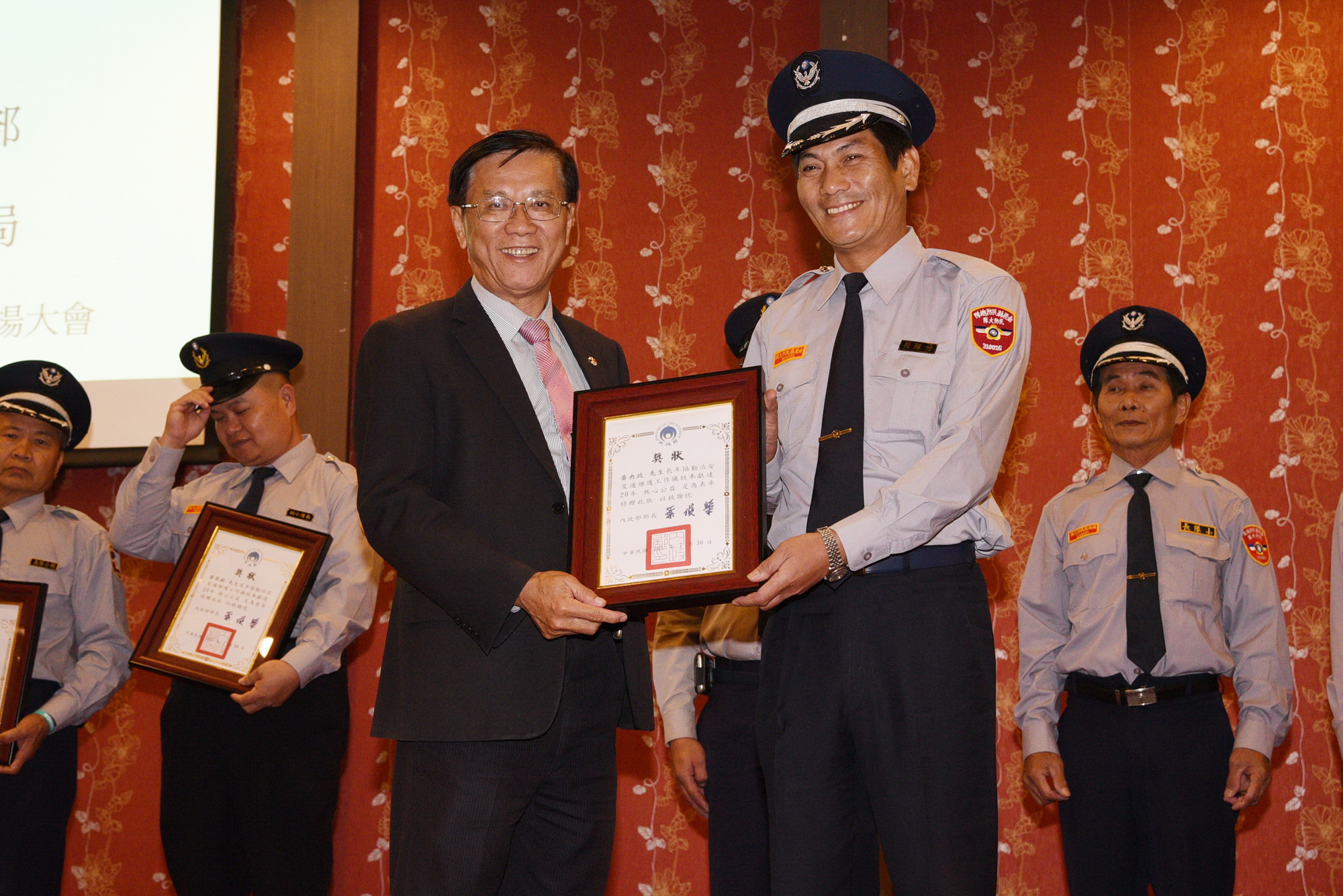 相關圖片1-林縣長表揚本縣民防總隊服務資深績優民防人員