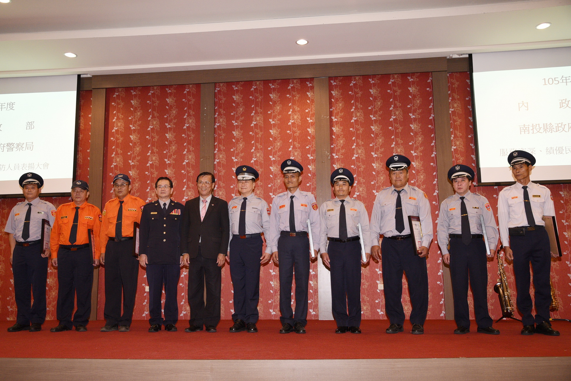 相關圖片2-林縣長表揚本縣民防總隊服務資深績優民防人員