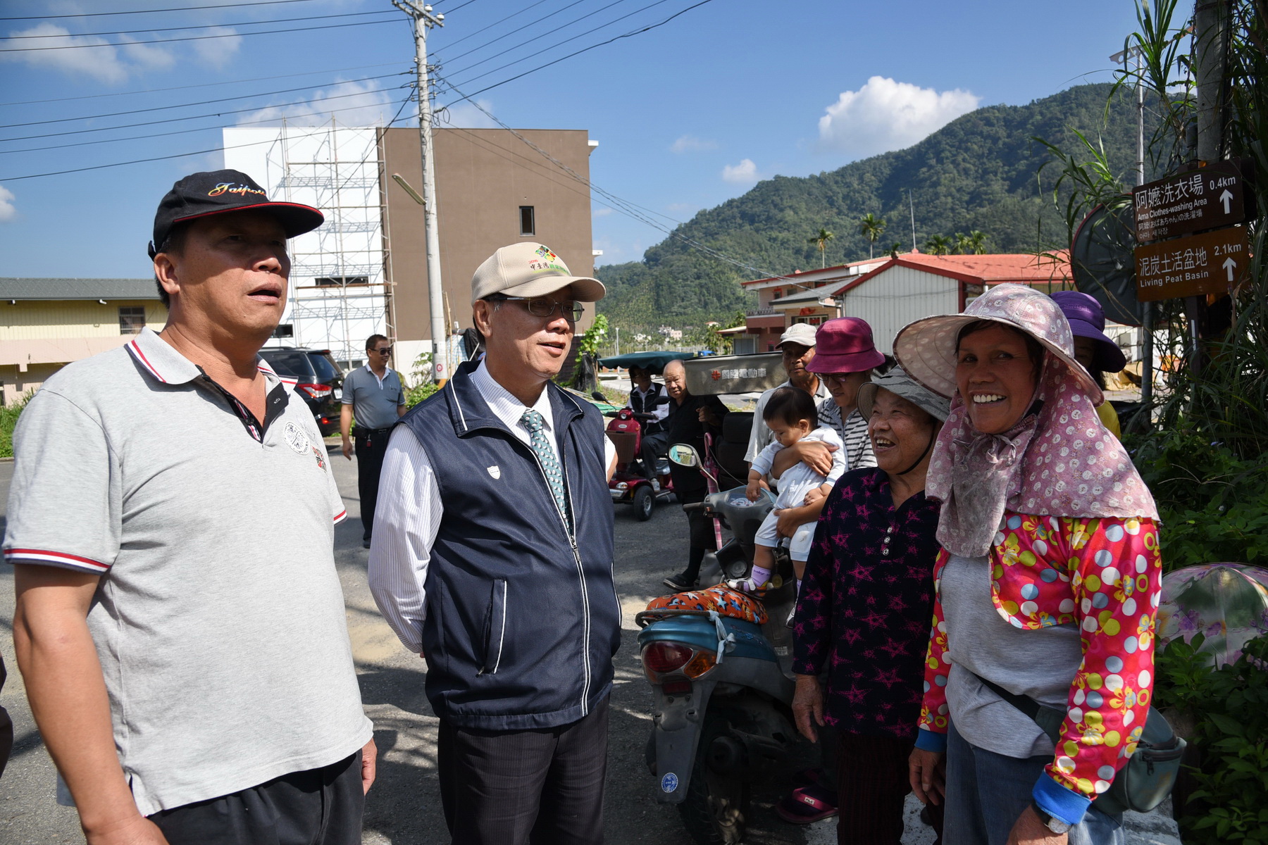 圖片-林縣長勘查頭社內凹仔土地重劃區 獲鄉親熱烈肯定