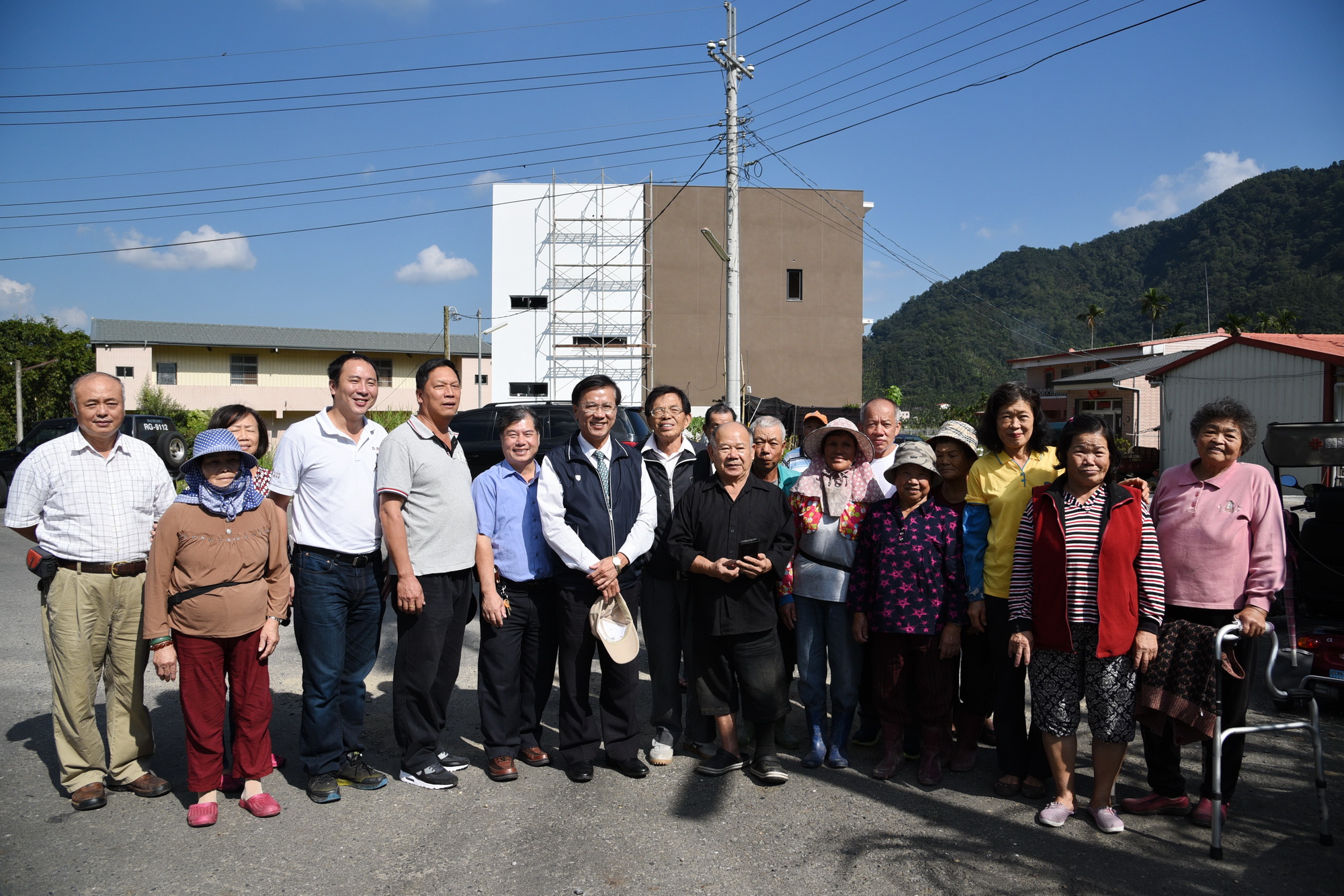 相關圖片1-林縣長勘查頭社內凹仔土地重劃區 獲鄉親熱烈肯定