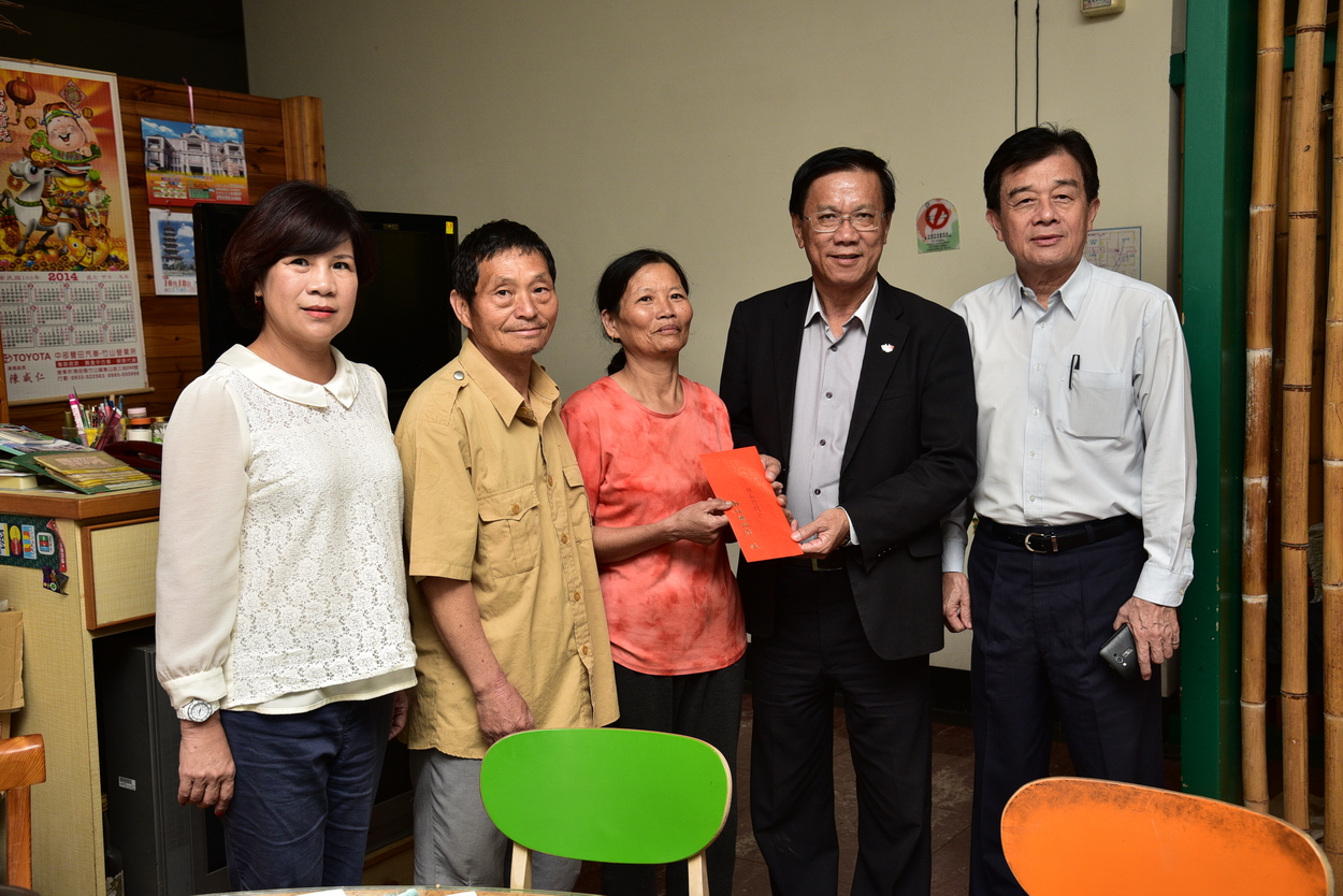 相關圖片2-鹿谷採茶車火燒意外  縣長慰問傷者及亡者家屬