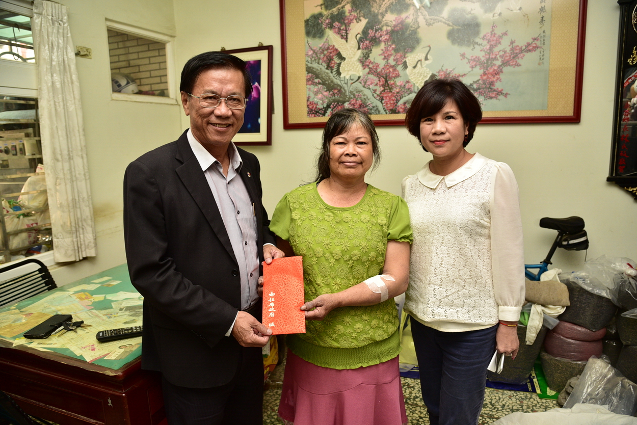 相關圖片3-鹿谷採茶車火燒意外  縣長慰問傷者及亡者家屬