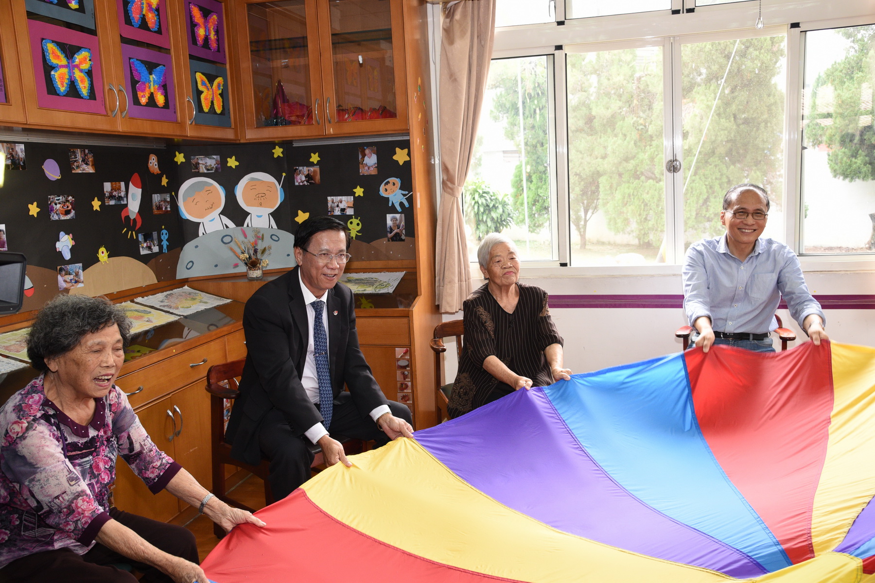 相關圖片1-林縣長陪同行政院長訪視埔里長照計畫單位  與長者同樂