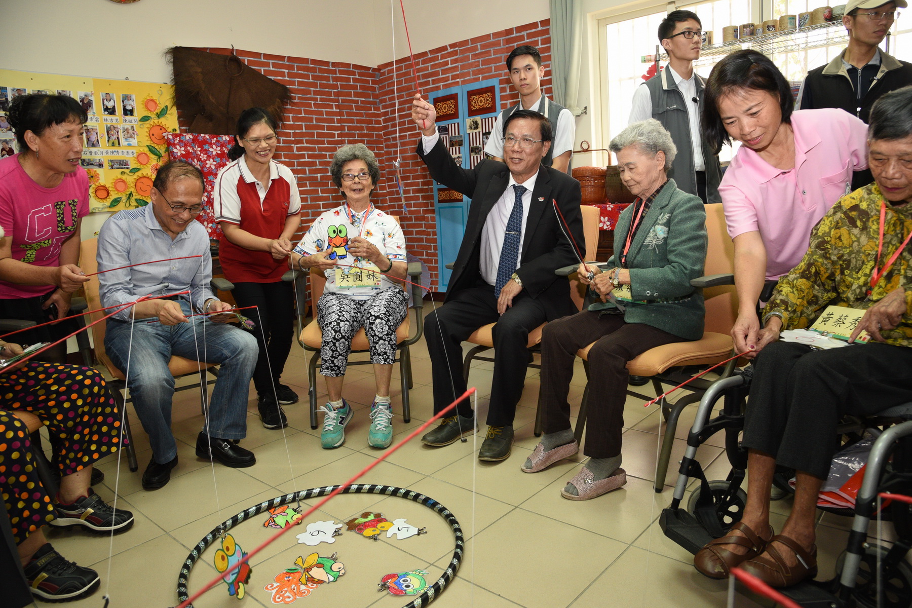 相關圖片2-林縣長陪同行政院長訪視埔里長照計畫單位  與長者同樂