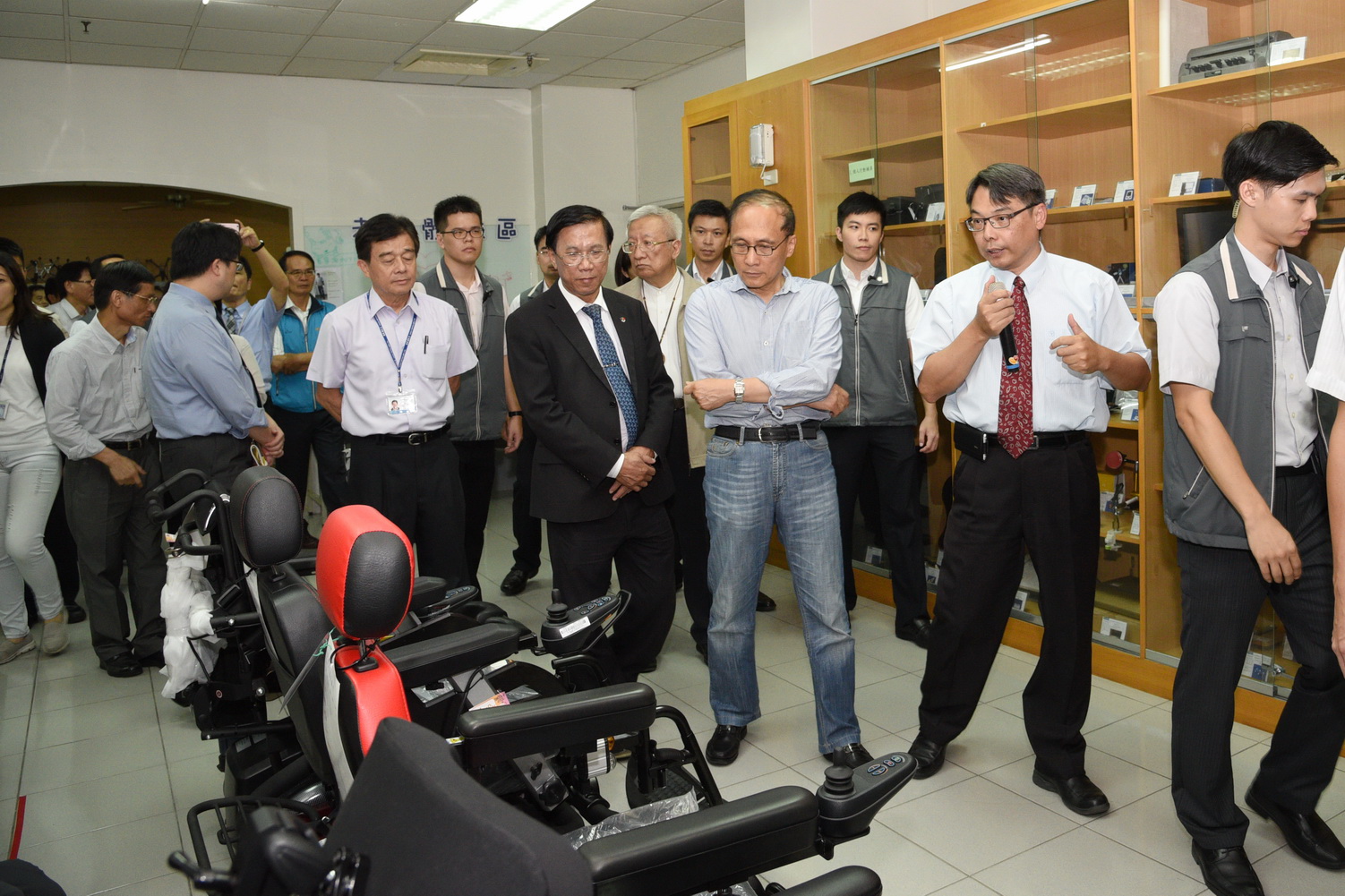 相關圖片3-林縣長陪同行政院長訪視埔里長照計畫單位  與長者同樂