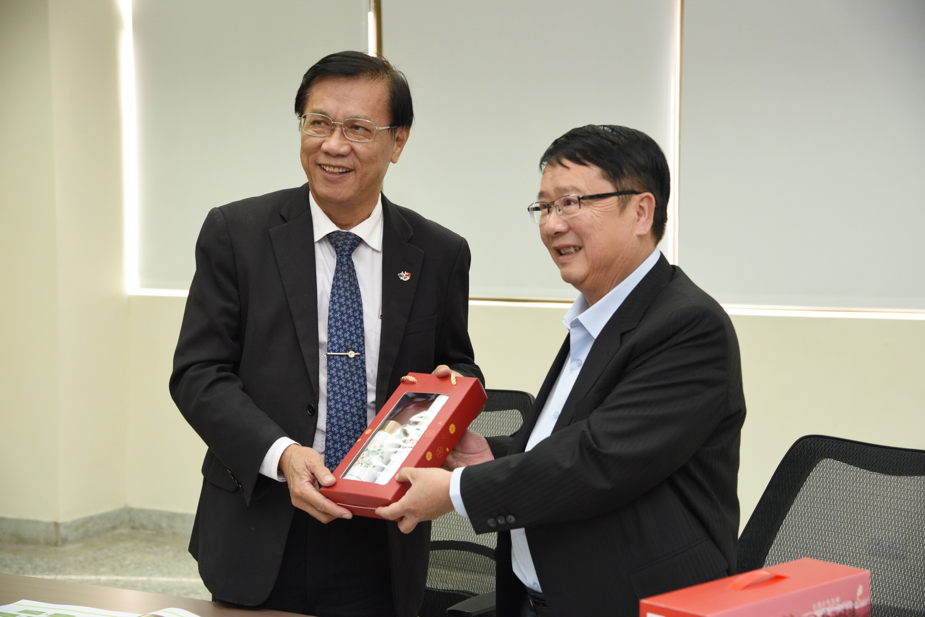 相關圖片1-林縣長至中興新村拜會正瀚農業生技公司