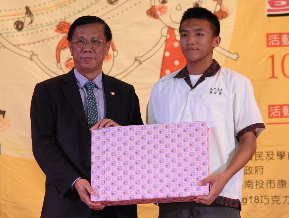 相關圖片1-林縣長送聖誕禮物  慢飛天使：我愛你