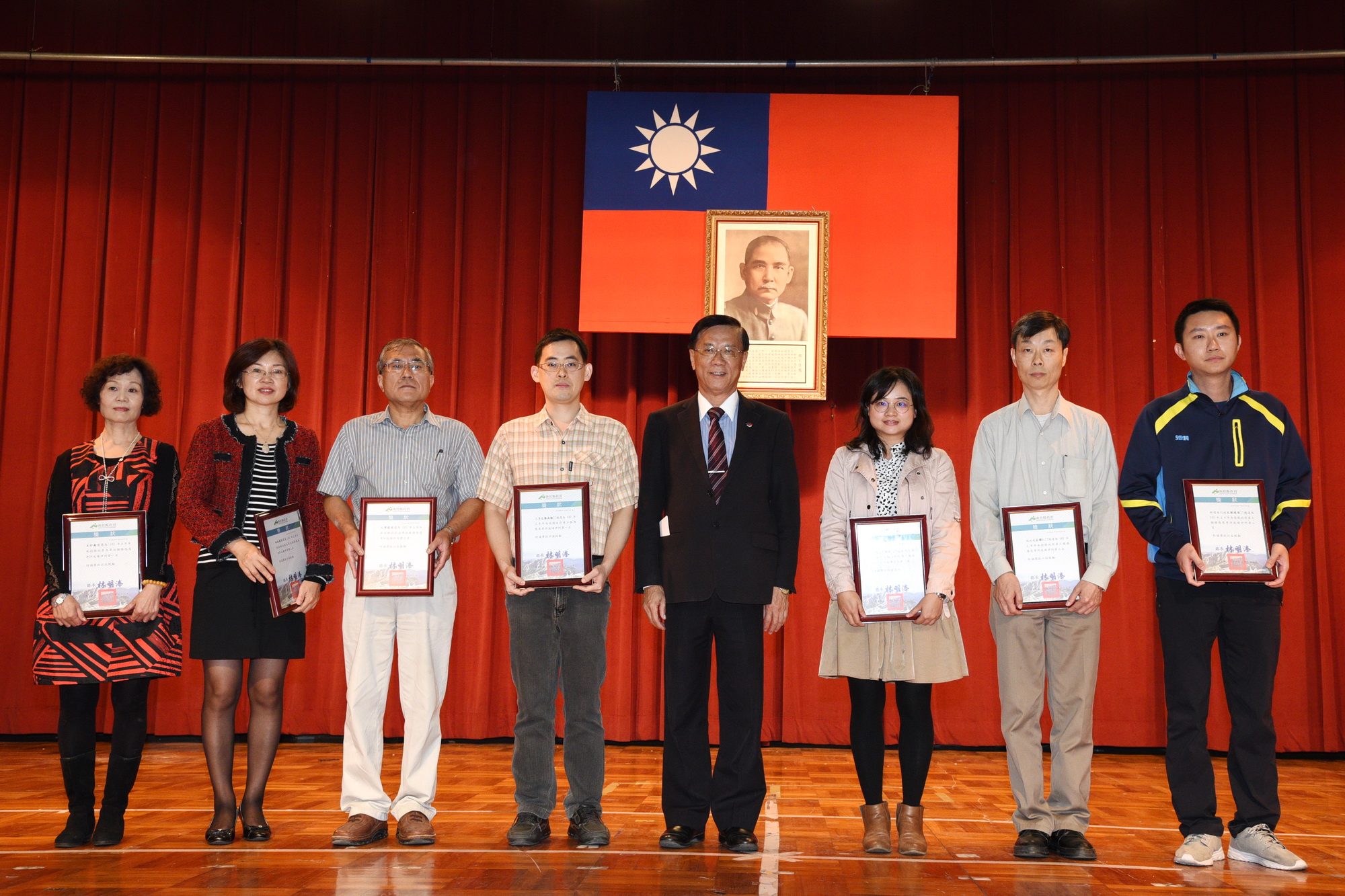 相關圖片1-縣府舉辦員工月會 林縣長勉勵同仁繼續努力