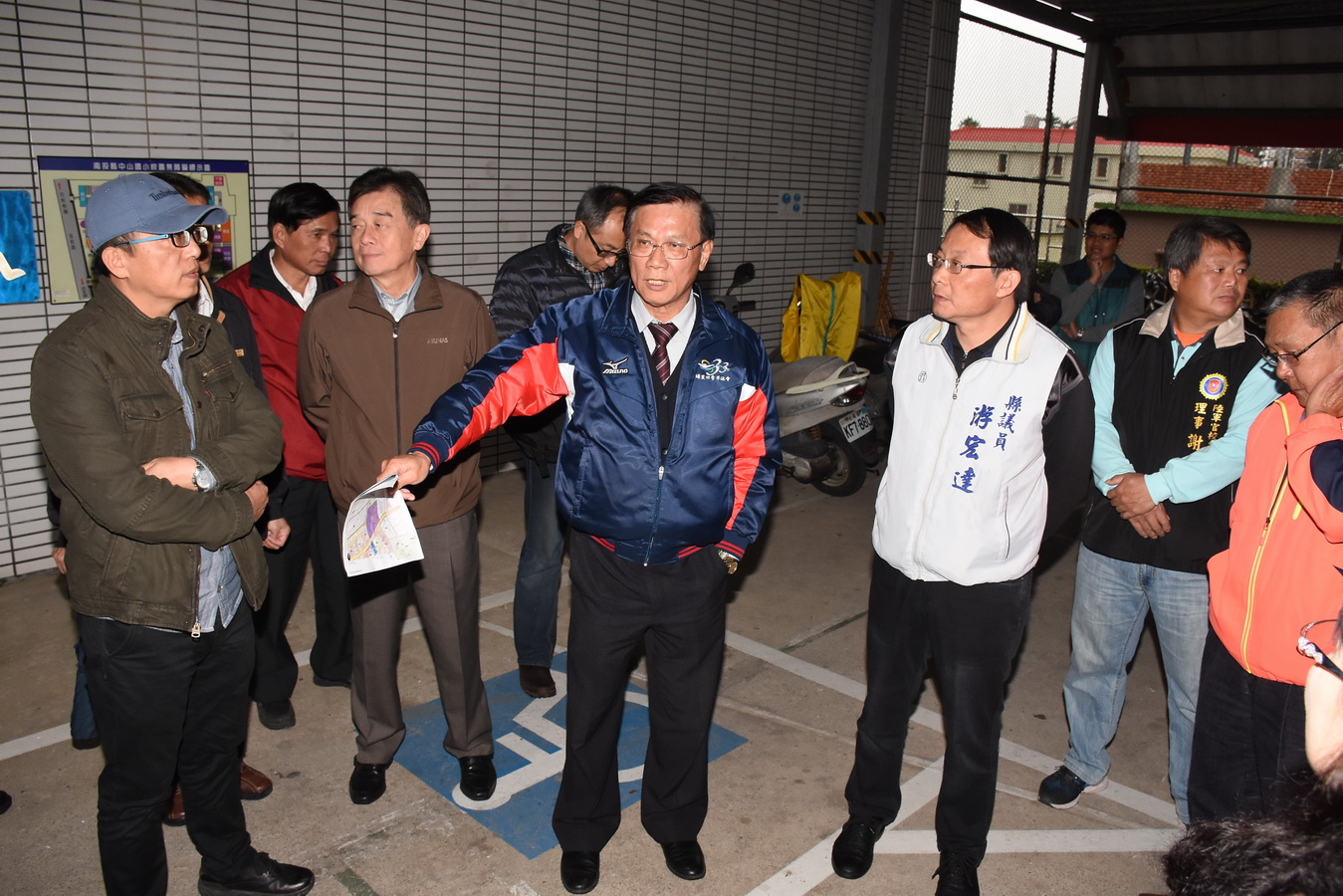 圖片-林縣長會勘崁腳村集會所用地 研議活化國小校地因應可行性