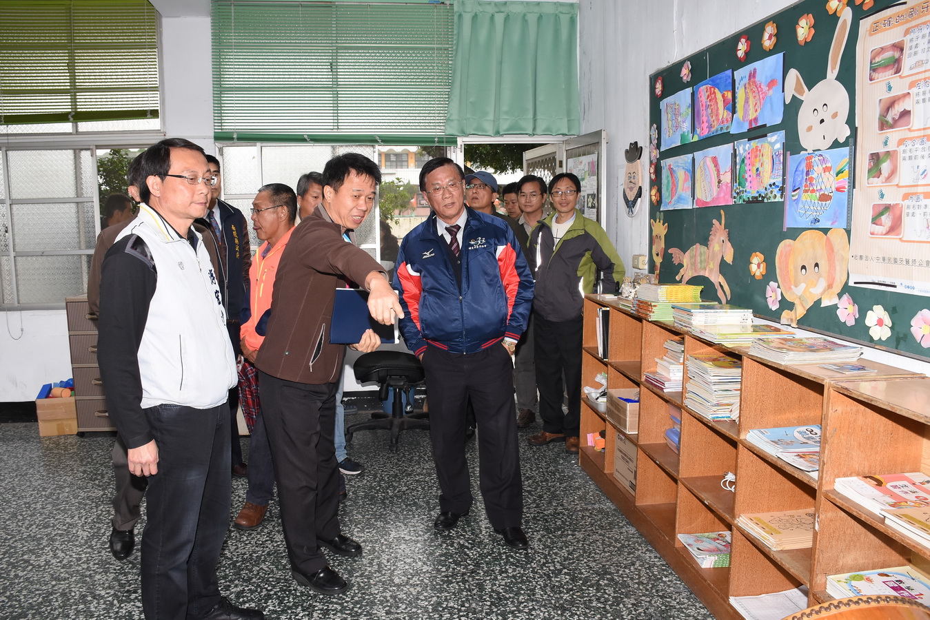 相關圖片1-林縣長會勘崁腳村集會所用地 研議活化國小校地因應可行性