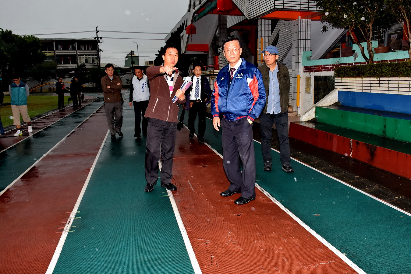 相關圖片2-林縣長會勘崁腳村集會所用地 研議活化國小校地因應可行性